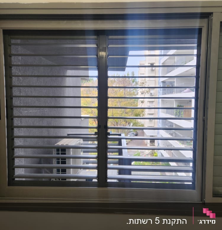 חלון אלומיניום עם תריסים אופקיים